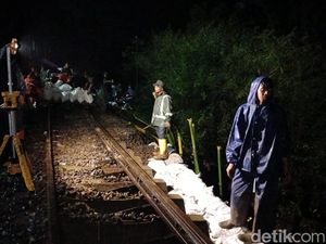 Longsor di Tasikmalaya, Kereta Api Bandung Arah Surabaya-Malang Dialihkan Longsor di Tasikmalaya, Kereta Api Bandung Arah Surabaya-Malang Dialihkan
