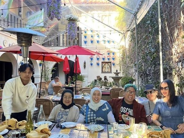 Uya Kuya Kompak Kulineran Bareng Keluarga dan WNI di Amerika Serikat