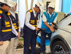 Wamen ESDM Cek Kesiapan SPKLU di Cirebon, Pastikan Tak Ada Gangguan