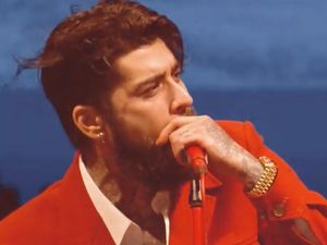 Foto Zayn Malik Tampil Brewokan di Konser, Hampir Nangis Kenang Liam Payne