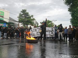 Tolak UU TNI Diwarnai Bakar Ban, Mahasiswa Jombang Ditemui 2 Anggota DPRD Tolak UU TNI Diwarnai Bakar Ban, Mahasiswa Jombang Ditemui 2 Anggota DPRD