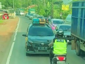 Toyota Calya Nggak Sabaran Nekat Lawan Arus, Dipaksa Mundur Polisi!