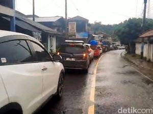 Antrean Pemudik Mengular di Jembatan Cidadap Sukabumi yang Amblas Antrean Pemudik Mengular di Jembatan Cidadap Sukabumi yang Amblas