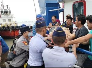 Awak Kapal Pingsan, Tim Pos PAM Polres Gresik Bertindak Cepat