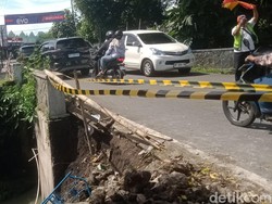 Bahu Jalan Merapi Klaten Longsor Diterjang Hujan Deras