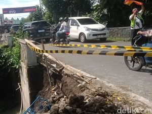 Bahu Jalan Merapi Klaten Longsor Diterjang Hujan Deras Bahu Jalan Merapi Klaten Longsor Diterjang Hujan Deras