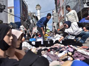 Berburu Pakaian Lebaran di Pasar Tumpah Bandung