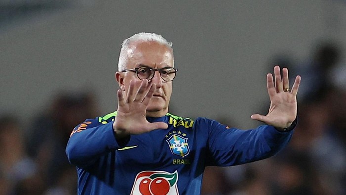 Dorival Junior Soccer Football - World Cup - South American Qualifiers - Argentina v Brazil - Estadio Mas Monumental, Buenos Aires, Argentina - March 25, 2025 Brazil coach Dorival Junior reacts during the match REUTERS/Agustin Marcarian