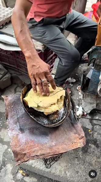 Duh! Penjual Ini Santai Buat Roti Telur 'Ditemani' Puluhan Tikus