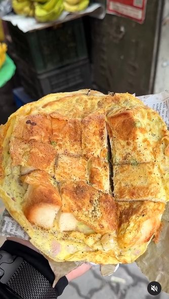 Duh! Penjual Ini Santai Buat Roti Telur 'Ditemani' Puluhan Tikus