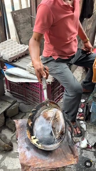 Duh! Penjual Ini Santai Buat Roti Telur 'Ditemani' Puluhan Tikus