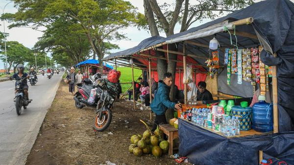 Geliat Warung Musiman di Jalur Mudik Pantura Subang