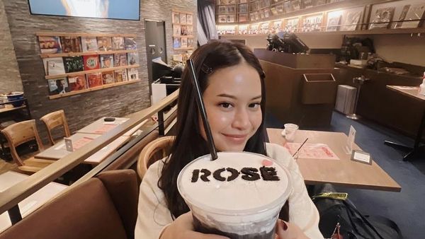 Hanggini Kulineran di Singapura dan Kunjungi Kafe BLACKPINK di Jepang
