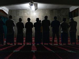 Bersamaan Hari Raya Nyepi, Salat Tarawih Terakhir di Bali Gelap dan Sunyi Bersamaan Hari Raya Nyepi, Salat Tarawih Terakhir di Bali Gelap dan Sunyi
