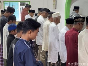 Jemaah Naqsabandiyah Padang Salat Idul Fitri Hari ini Jemaah Naqsabandiyah Padang Salat Idul Fitri Hari ini