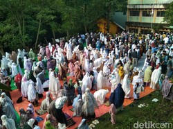 Jemaah Tarekat Naqsabandiyah di NTB Salat Idul Fitri Hari Ini