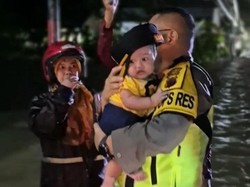 Kapolres Kebumen Terjun Evakuasi Korban Banjir di Tengah Arus Mudik