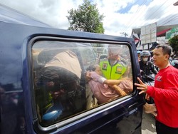 Sat Set Kapolsek di Purbalingga Gotong Pedagang Pingsan di Keramaian Pasar