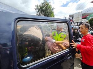 Sat Set Kapolsek di Purbalingga Gotong Pedagang Pingsan di Keramaian Pasar Sat Set Kapolsek di Purbalingga Gotong Pedagang Pingsan di Keramaian Pasar
