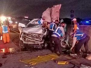 Petaka Innova Tabrak Truk di Tol Sumo Saat Mudik Tewaskan 3 Penumpang Petaka Innova Tabrak Truk di Tol Sumo Saat Mudik Tewaskan 3 Penumpang