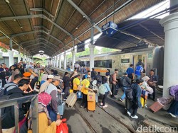 Stasiun Sidoarjo Dipadati Penumpang Berangkat Mudik Hari ke-2 Cuti Lebaran