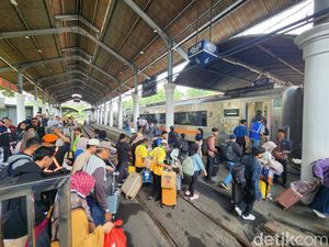 Stasiun Sidoarjo Dipadati Penumpang Berangkat Mudik Hari ke-2 Cuti Lebaran Stasiun Sidoarjo Dipadati Penumpang Berangkat Mudik Hari ke-2 Cuti Lebaran