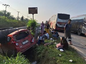 Bus Bintang Utara Tabrak Calya di Rohil, Lintas Sumatera Sempat Tersendat Bus Bintang Utara Tabrak Calya di Rohil, Lintas Sumatera Sempat Tersendat