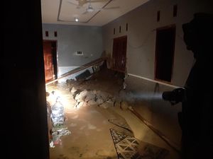 Longsor Jebol Rumah di Kulon Progo, 1 Orang Tertimbun Sejam Longsor Jebol Rumah di Kulon Progo, 1 Orang Tertimbun Sejam