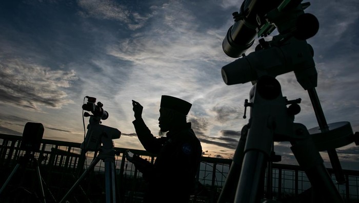 Kepala Observatorium Assalam Sugeng Riyadi mengamati posisi hilal menggunakan teleskop di Observatorium Pondok Pesantren Modern Islam (PPMI) Assalaam, Pabelan, Kartasura, Sukoharjo, Jawa Tengah, Sabtu (29/3/2025). Pengamatan posisi hilal untuk menyeleksi 1 Syawal 1446 Hijriah tersebut belum sukses terlihat lantaran posisi hilal masih negatif dibawah ufuk. ANTARA FOTO/Mohammad Ayudha/wpa.