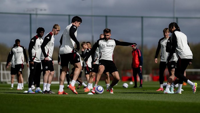 MANCHESTER, ENGLAND - MARCH 28: (EXCLUSIVE COVERAGE) Harry Maguire, Luke Shaw, Leny Yoro of Manchester United in action during a first team training session at Carrington Training Ground on March 28, 2025 in Manchester, England. (Photo by Ash Donelon/Manchester United via Getty Images)
