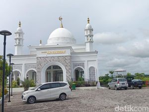 Ada Masjid Ar Rahman, Bangunan Megah di Jalur Mudik Alternatif Menuju Magetan Ada Masjid Ar Rahman, Bangunan Megah di Jalur Mudik Alternatif Menuju Magetan