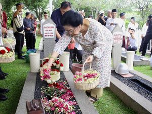 Megawati, Puan hingga Prananda Nyekar ke Makam Taufiq Kiemas dan Fatmawati Megawati, Puan hingga Prananda Nyekar ke Makam Taufiq Kiemas dan Fatmawati
