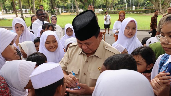 Presiden Prabowo Subianto menjadi rebutan para pelajar usai legalisasi Peraturan Pemerintah wacana Tata Kelola Penyelenggaran Sistem Elektronik dalam Perlindungan Anak (PP Tunas) di Istana, Jakarta, Jumat (28/3/2025). Anak-anak antusiasi meminta tanda tangan dan bersalaman dengan Prabowo.