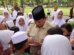 Momen Prabowo Dikerumuni Anak-anak Minta Tanda Tangan dan Bersalaman