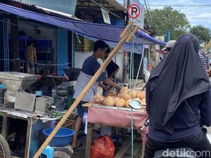 Jelang Lebaran, Pedagang Kelapa Raup Untung Rp 5 Juta Per Hari