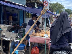 Jelang Lebaran, Pedagang Kelapa Raup Untung Rp 5 Juta Per Hari