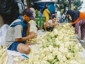 Pedagang Kulit Ketupat Mulai Ramai di Pasar Pondok Labu Pedagang Kulit Ketupat Mulai Ramai di Pasar Pondok Labu