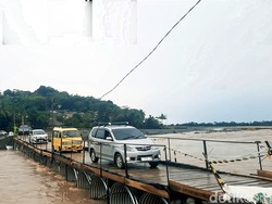 Penampakan Kendaraan Pemudik Saat Lintasi Jembatan Darurat Cidadap