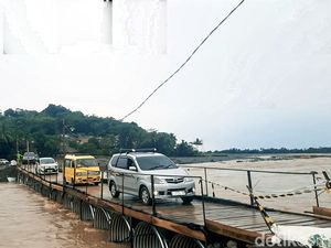 Penampakan Kendaraan Pemudik Saat Lintasi Jembatan Darurat Cidadap Penampakan Kendaraan Pemudik Saat Lintasi Jembatan Darurat Cidadap