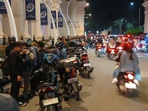 Cerita Pemudik Naik Motor Pilih Istirahat di Pinggir Jalan Tangerang-Serang