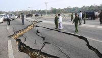 Penampakan Jalan di Myanmar Hancur Akibat Gempa M 7,7