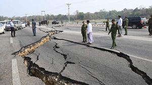 Penampakan Jalan di Myanmar Hancur Akibat Gempa M 7,7