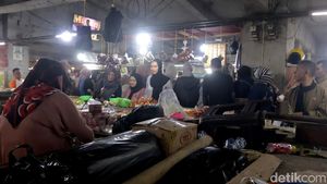 Potret Ledakan Pengunjung di Pasar Kosambi Jelang Lebaran