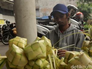 Keuntungan Berlipat Penjual Kulit Ketupat Keuntungan Berlipat Penjual Kulit Ketupat