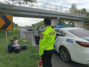 Pilu Bapak-Anak Mau Mudik ke Indramayu Diturunkan di Tengah Tol Cipali Pilu Bapak-Anak Mau Mudik ke Indramayu Diturunkan di Tengah Tol Cipali