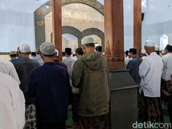 Puluhan Santri Ponpes Al Khoiriyah-Warga Tulungagung Salat Id Lebih Awal