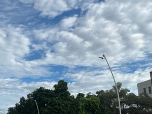Penampakan Langit Biru Jakarta Saat Ditinggal Mudik Penampakan Langit Biru Jakarta Saat Ditinggal Mudik