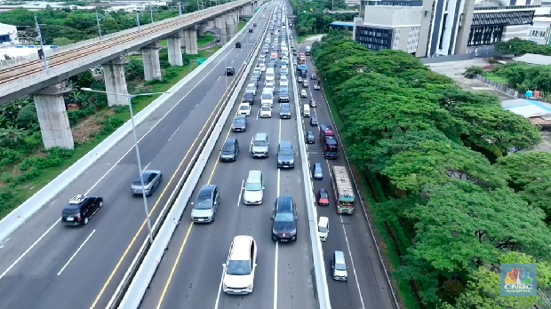 Puncak arus mudik tetap berjalan pada H-2 Lebaran 2025. Situasi lampau lintas di Ruas Tol Jakarta-Cikampek, khususnya di KM 31 arah Cikarang Barat, terpantau padat merayap pada siang hari, Selasa (8/4/2025). (CNBC Indonesia/Adiandono)