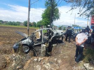 Sedan Ludes Terbakar Usai Isi BBM di Gemuh Kendal Sedan Ludes Terbakar Usai Isi BBM di Gemuh Kendal