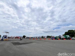 Sejumlah Kendaraan Terjebak di Parkiran Pelabuhan Ketapang Saat Nyepi Sejumlah Kendaraan Terjebak di Parkiran Pelabuhan Ketapang Saat Nyepi